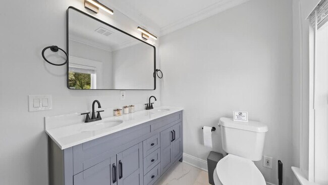 Building Photo - 720 1/2 West Woodlawn Avenue-SI ID1271939P