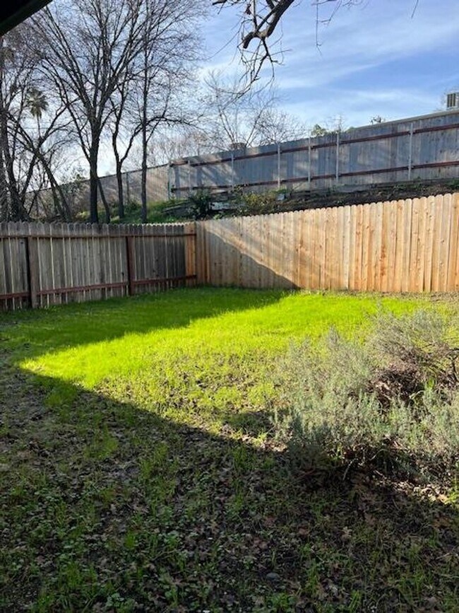 Building Photo - COMPLETELY REMODELED 2 BEDROOM DUPLEX IN ROCKLIN!!