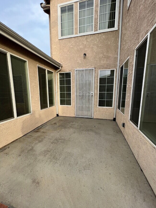 Building Photo - North Merced: 5 bedroom 3 bathroom 2 story...