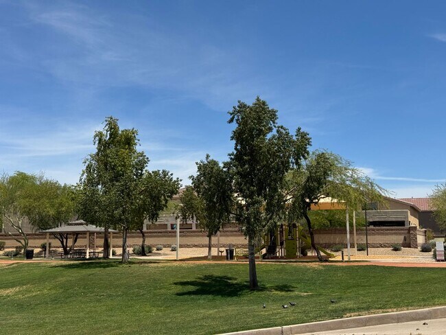 Building Photo - Updated 4 bedroom home in Casa Del Rey Com...