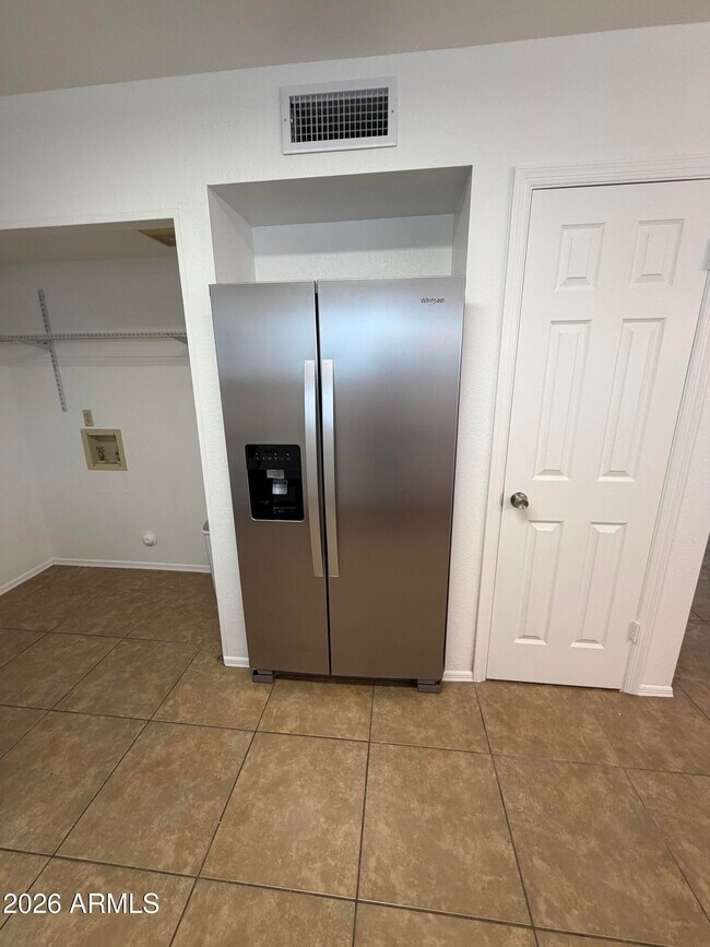 Building Photo - 909 E Escuda Dr