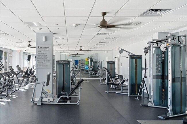 Building Photo - 405 N Ocean Blvd