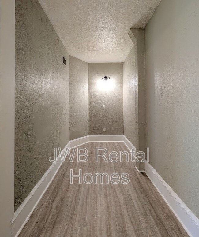 Building Photo - 2743 Vernon Terrace