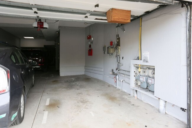 Building Photo - OPEN HOUSE: Thursday (1/8) 6:10pm-6:30pm. Contemporary 2BR/1BA in the Outer Richmond, Yard, Laund...