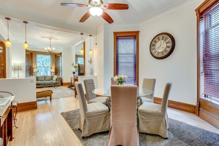 Building Photo - 921 W Newport Ave