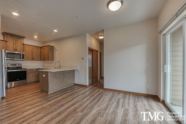 Building Photo - 2BD Duplex in Great Washougal Location! Beautiful Finishes!