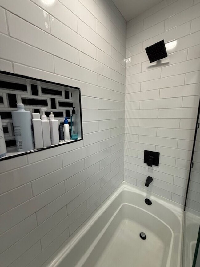 Building Photo - SPACIOUS 3 BEDROOM / 1.5 BATH HOME IN LOS ...