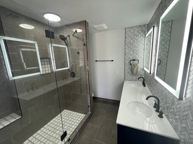 Building Photo - 602 Paradise Way