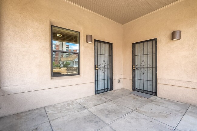 Building Photo - 928 E 6th St