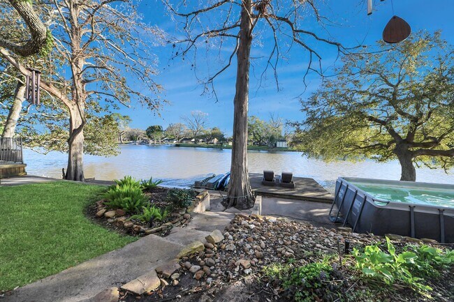 Building Photo - 411 Venice St