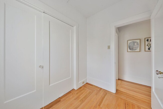 Building Photo - Cole Valley: Bright Top Floor Unfurnished 1 Bed 1 Bath with Garage Parking