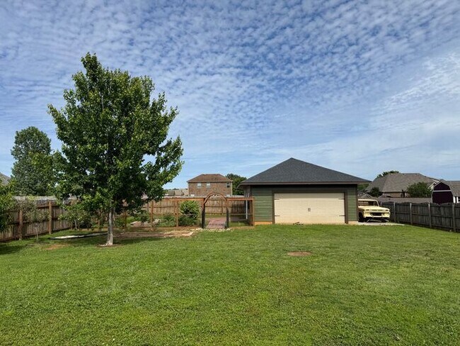 Building Photo - Fenced yard, great location