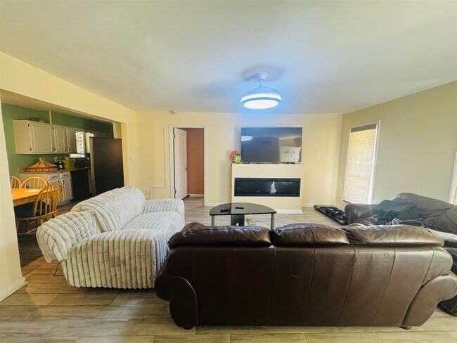 Building Photo - 6615 Hartford Dr