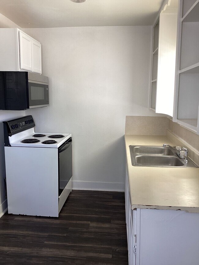 Building Photo - Newly Renovated 3 Bed Home! Located in Portales !