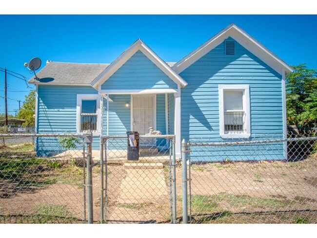 Building Photo - 231 Cactus St