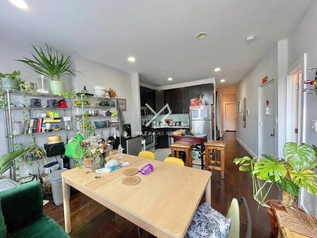 Building Photo - 3 bedroom in BROOKLYN NY 11221