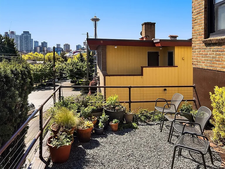 Building Photo - 909 4th Ave N