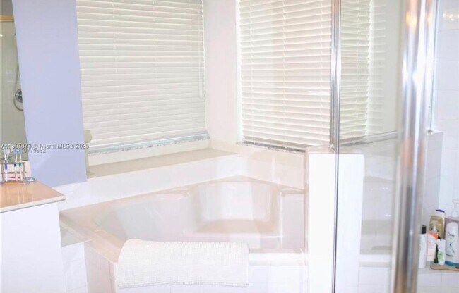 Building Photo - 3341 Overlook Rd