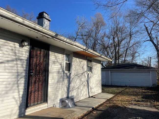 Building Photo - 3BD/1.5BA in Gary Available Now