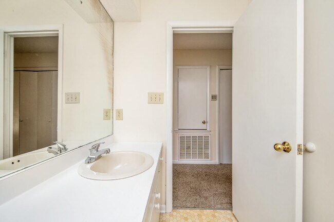 Building Photo - COMING SOON! Cozy 2bd/2ba Townhome Nest in Watersedge