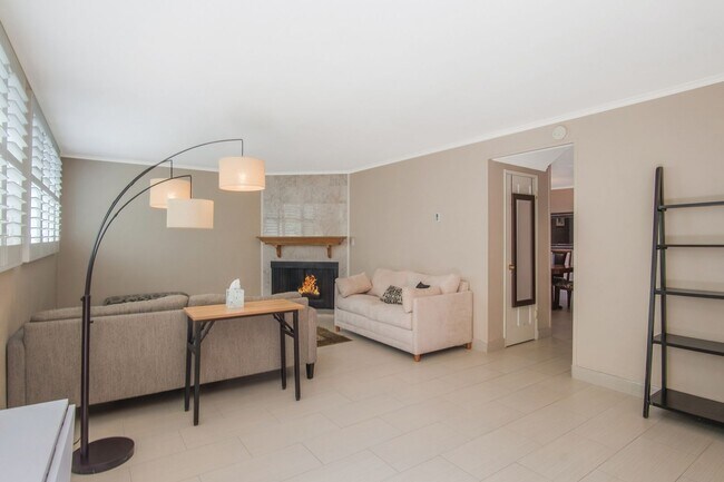 Building Photo - Renovated three-bedroom, three-bath 2-stor...