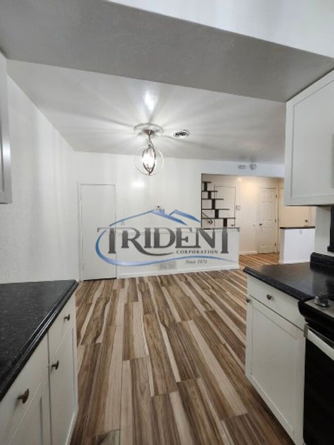 Building Photo - This is a cute 2 bedroom, 1 ½ bath townhouse.