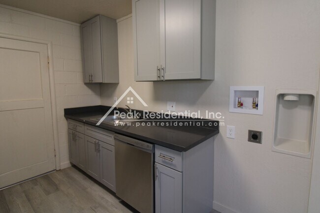 Building Photo - 4801 Valletta Way