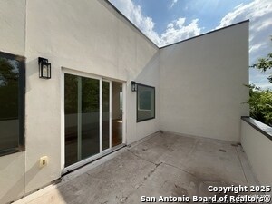 Building Photo - 2615 S Flores St