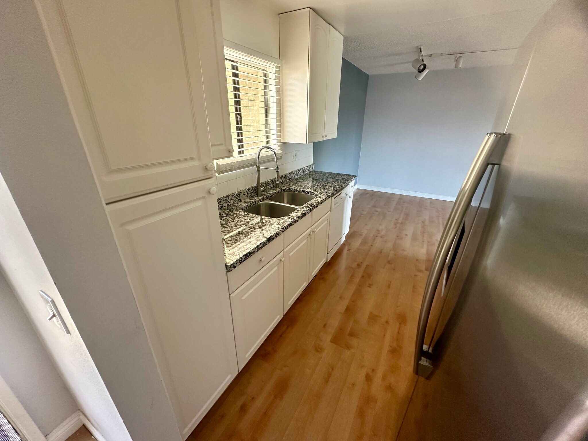 Building Photo - 4515 California Ave