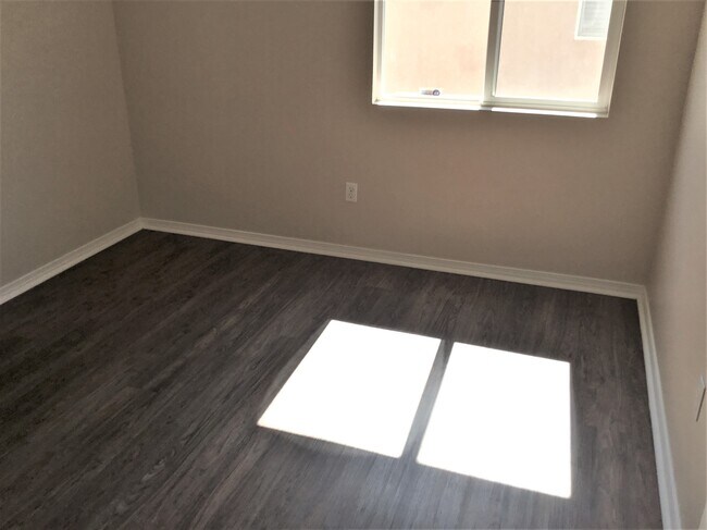 Building Photo - 500 Playful Meadows Dr NE