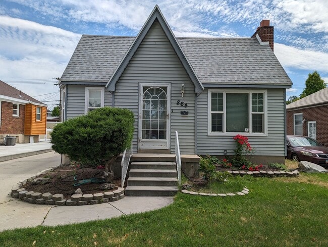 Building Photo - CUTE HOME IN SUGAR HOUSE / 2 CAR GARAGE / QUIET STREET
