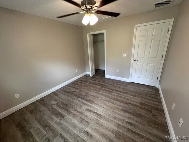 Building Photo - 2854 W Edison Pl