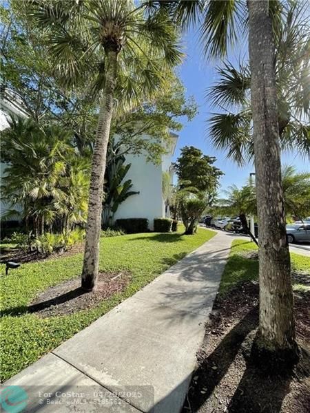 Building Photo - 711 N Pine Island Rd