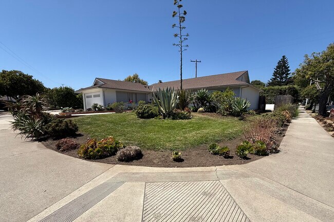 Building Photo - 6204 Avenida Ganso