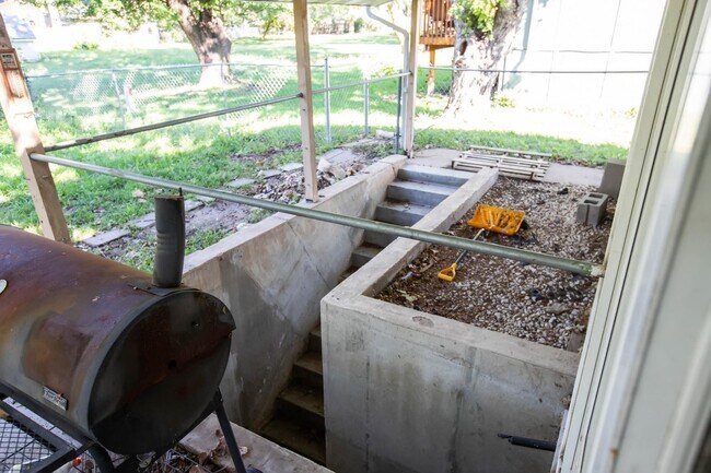 Building Photo - Fenced-in Yard + Finished Basement + Bonus Room/Office! Available July 3rd!