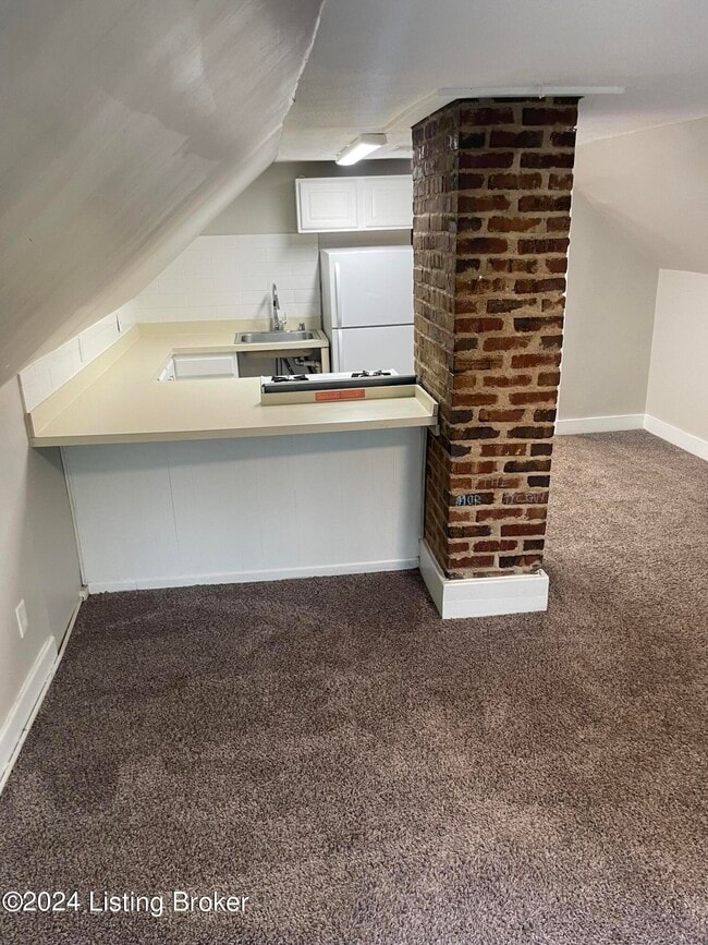 Building Photo - 2052 Midland Ave