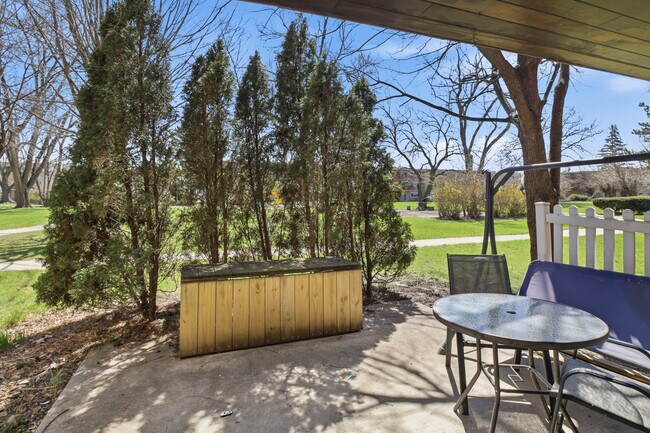 Building Photo - 750 W Dempster St