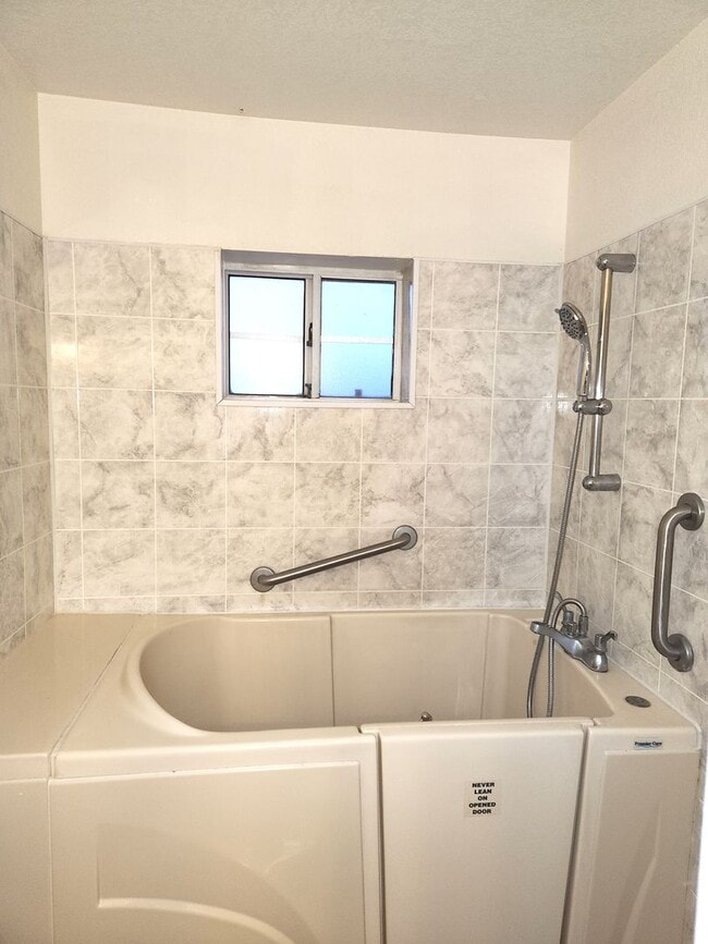 Building Photo - 3 bedroom - 2 bath home for Rent
