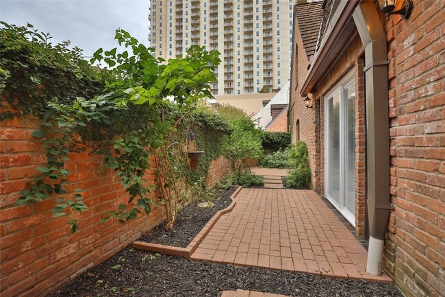 Building Photo - 5370 Brownway St