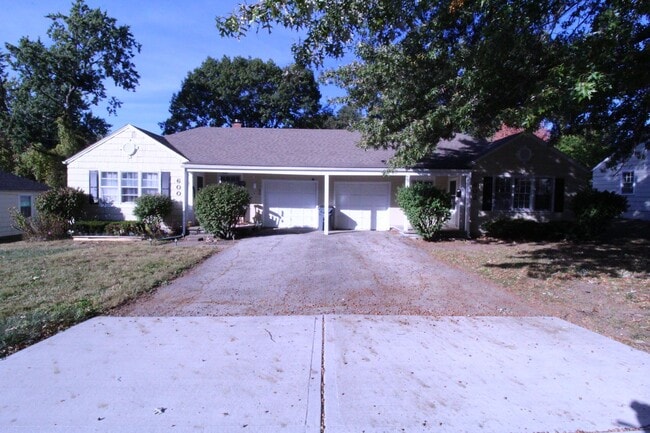 Primary Photo - October FREE On This 1 Bedroom 1 Bath Dupl...