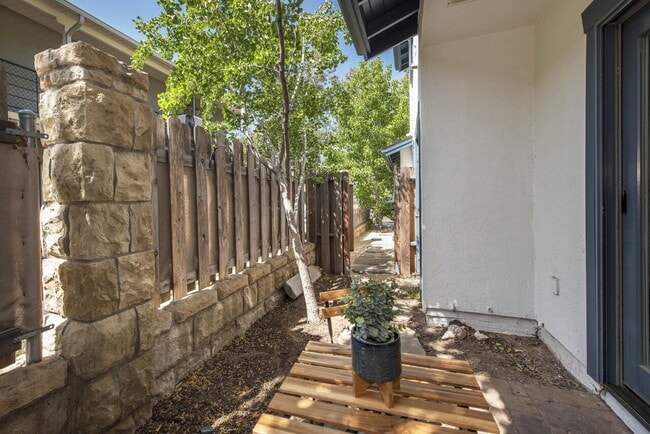 Building Photo - "Chic 1-Bed Retreat on Castillo: 870 Sq Ft...