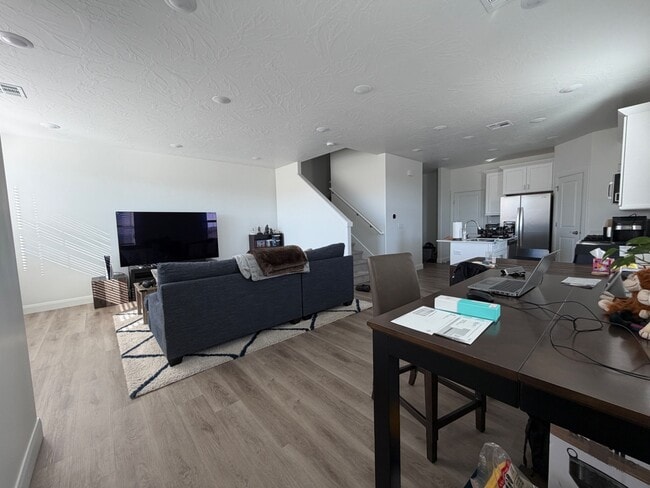 Building Photo - 487 W Carnation Ct