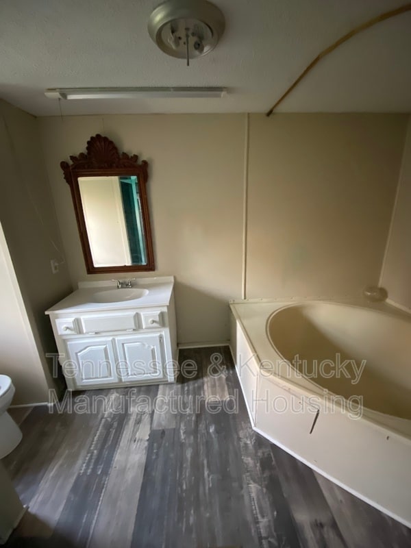 Building Photo - 1104 Columbia Ave