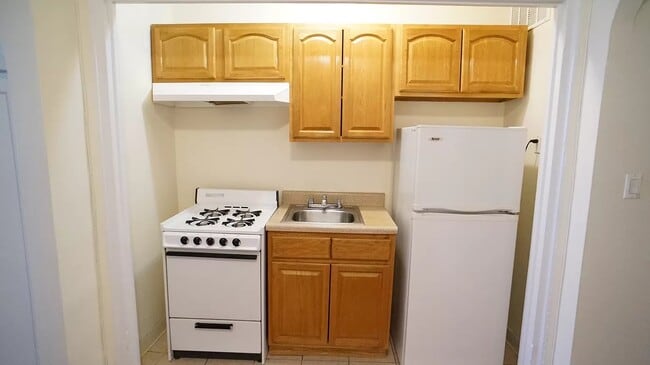 Building Photo - 2685 Creston Ave