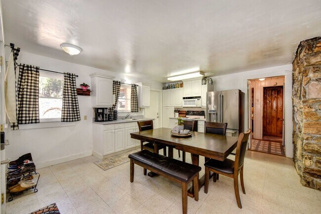 Building Photo - Adorable Home Available June 26th!