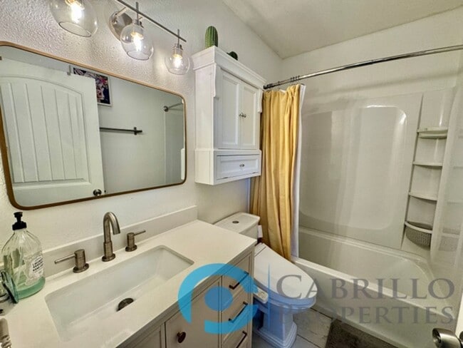 Building Photo - Beautifully Renovated 4BD/2BA Home in Central San Diego with Private Yard & Attached Car Garage!