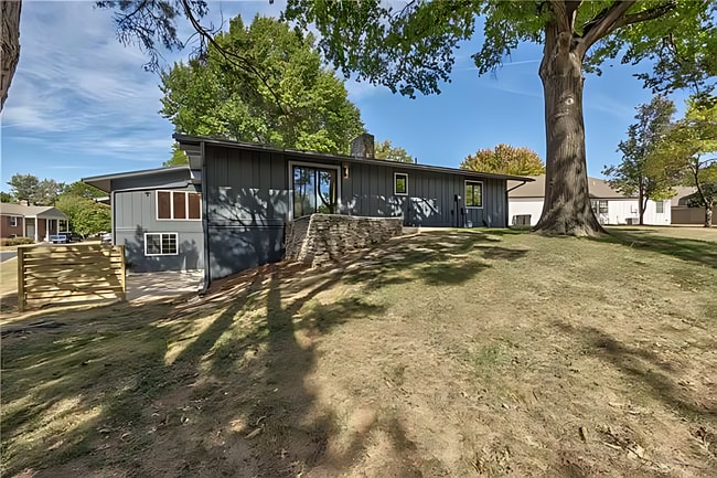 Building Photo - Wonderful Furnished Modern Home in Overland Park