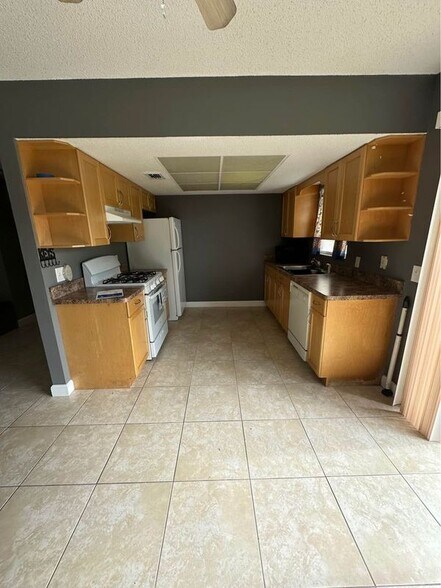 Building Photo - 1102 SW Arc Ct