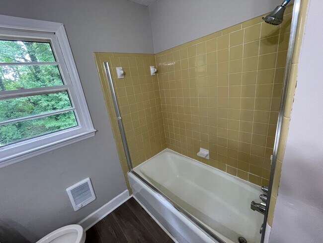 Building Photo - 1829 Quail Run Dr