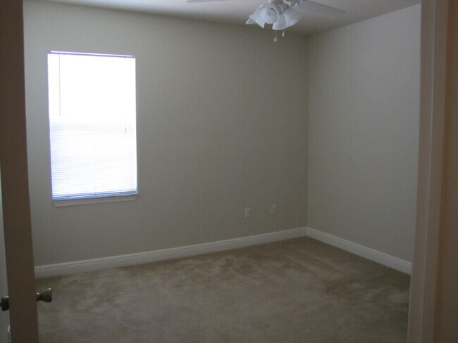 Building Photo - Gorgeous 3/2 Condo with 1 Car Garage in Ex...